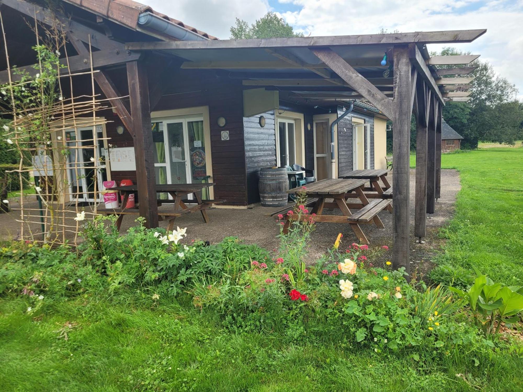 Camping Les Hirondelles 布尔圣玛丽 外观 照片